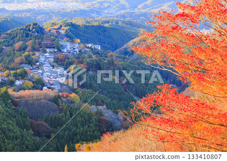 紅葉盛開的世界遺產吉野山 133410807