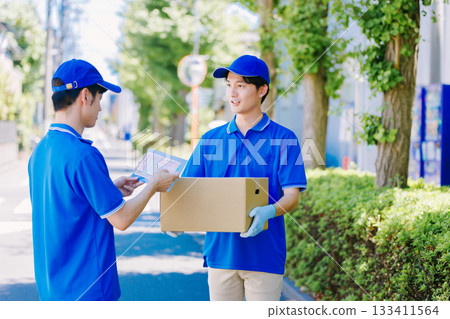 運送行李的快遞員的男司機 133411564