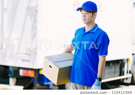 Young courier driver delivering parcel Young courier driver delivering parcel 133411569