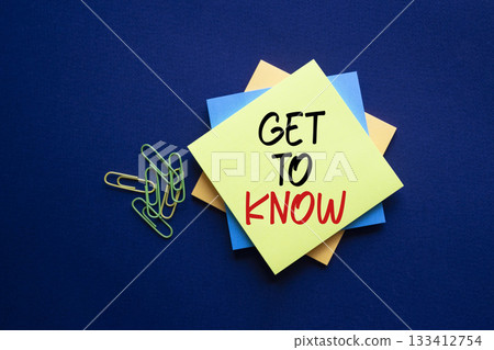 Get to Know symbol. Sticky Notes with words Get to Know. Beautiful deep blue background. Business and Get to Know concept. Copy space. 133412754