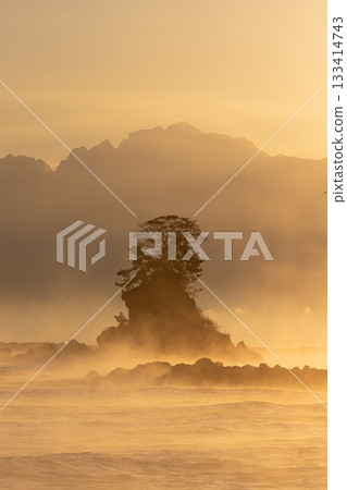 風暴中的女性岩石_垂直 133414743