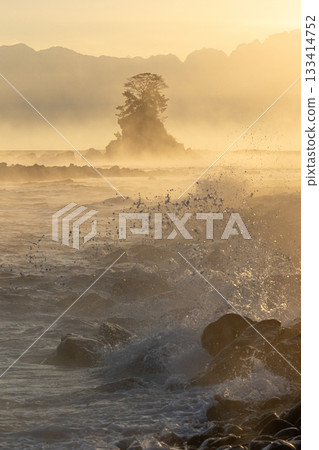海浪拍打著海岸和雨晴海岸_垂直 133414752