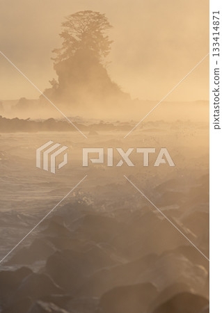 漂浮在濃厚風暴中的女性岩石_垂直 漂浮在濃厚風暴中的女性岩石_垂直 133414871