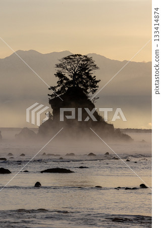天晴海岸的恩奈岩和立山山脈_垂直 天晴海岸的恩奈岩和立山山脈_垂直 133414874
