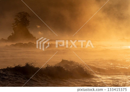 前景是金色的大海和洶湧的波浪 133415375