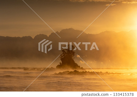立山山脈與風暴肆虐的雨晴海岸 立山山脈與風暴肆虐的雨晴海岸 133415378