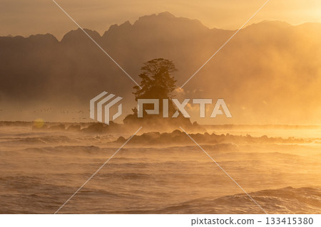 波濤洶湧的大海和一群飛鳥 133415380