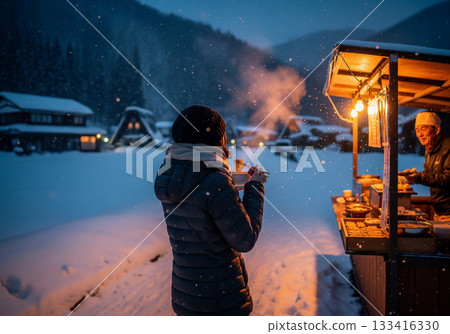 日本年末的雪夜：街邊小攤的熱蕎麥麵與冬日氛圍 133416330