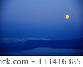 從長野縣須坂市看到的滿月和北阿爾卑斯山脈 從長野縣須坂市看到的滿月和北阿爾卑斯山脈 133416385