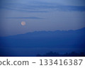黎明時分,一輪滿月緩緩沉入夜空。 黎明時分,一輪滿月緩緩沉入夜空。 133416387
