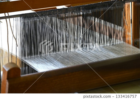 這是日本傳統工藝－紬織造的場景。 133416757