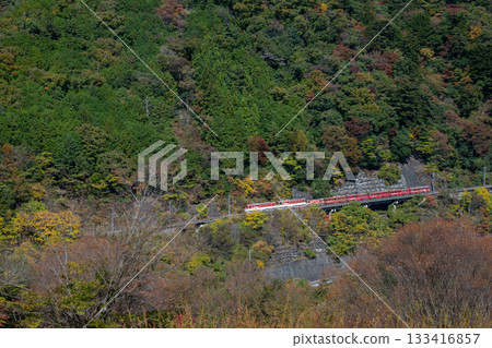 An Abt-type locomotive on the Oigawa Railway Ikawa Line running near Nagashima Dam in Shizuoka Prefecture (steep gradient section) An Abt-type locomotive on the Oigawa Railway Ikawa Line running near Nagashima Dam in Shizuoka Prefecture (steep gradient section) 133416857
