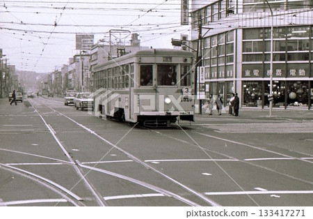 1971年:橫濱市有軌電車3號線停駛之日。神奈川縣橫濱市長屋町。存檔照片。 1971年:橫濱市有軌電車3號線停駛之日。神奈川縣橫濱市長屋町。存檔照片。 133417271
