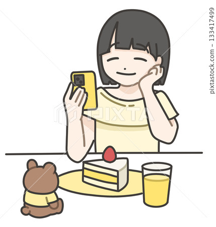 圖：一位女士正在為蛋糕旁的泰迪熊拍照 133417499