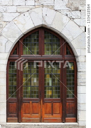 Door of the old palais de la Raymondie in Martel, France 133418564