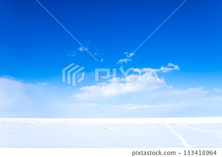 A sheet of drift ice ashore on the Sea of Okhotsk in Hokkaido in mid-winter under a clear blue sky 133418964