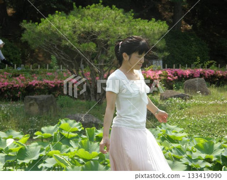 站在小屋前的女人 133419090