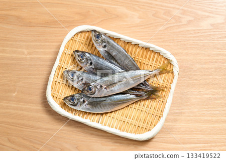 盛在漏杓裡的小竹莢魚 133419522