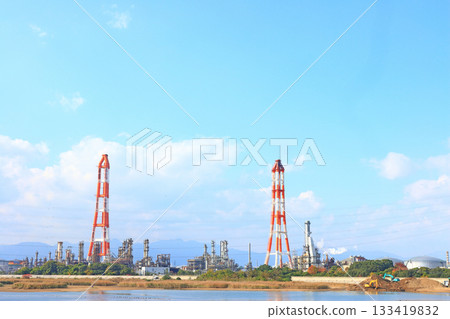 A view of a petrochemical complex with many factory facilities in Yokkaichi City, Mie Prefecture A view of a petrochemical complex with many factory facilities in Yokkaichi City, Mie Prefecture 133419832