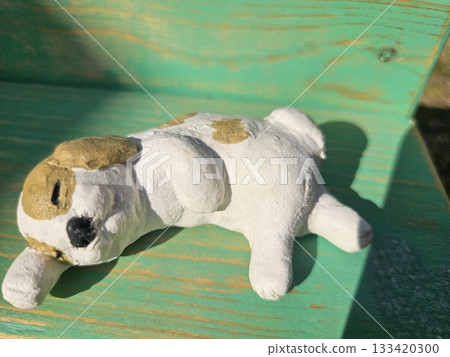 一隻狗在陽光下打盹 一隻狗在陽光下打盹 133420300