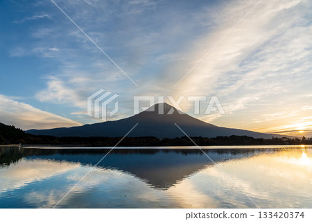 Fuji reflected on the surface of Lake Tanuki in autumn at dawn 133420374