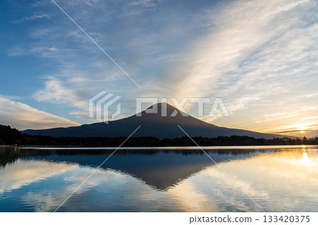 Fuji reflected on the surface of Lake Tanuki in autumn at dawn 133420375