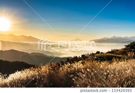 黎明時分,從高峠高原望去,諏訪湖上空雲海翻騰,遠處富士山巍峨聳立。 黎明時分,從高峠高原望去,諏訪湖上空雲海翻騰,遠處富士山巍峨聳立。 133420393
