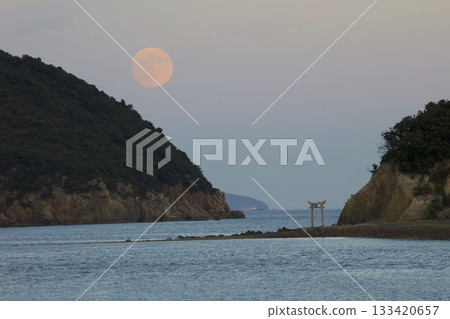 Nagashima Shrine's torii gate, Tekage Island, and the harvest moon 133420657
