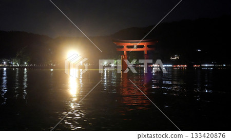 嚴島神社 - 燈光璀璨的鳥居 嚴島神社 - 燈光璀璨的鳥居 133420876