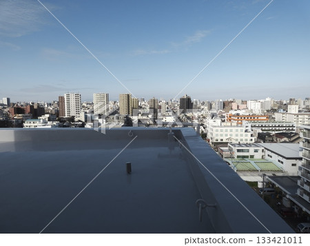 從大森南區一棟公寓的屋頂眺望西部的城市景觀和藍天 133421011