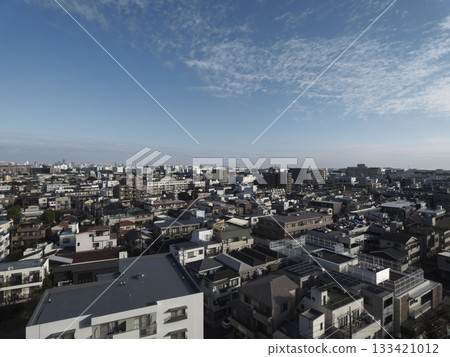 A panoramic view of a residential area and scale clouds in the autumn sky from a high-rise building in Omori Minami, Ota Ward 133421012