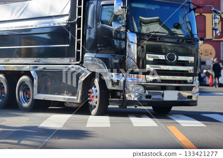 自卸卡車右轉 自卸卡車右轉 133421277
