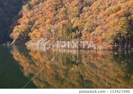 一座變成紅色葉子的山 一座變成紅色葉子的山 133421490