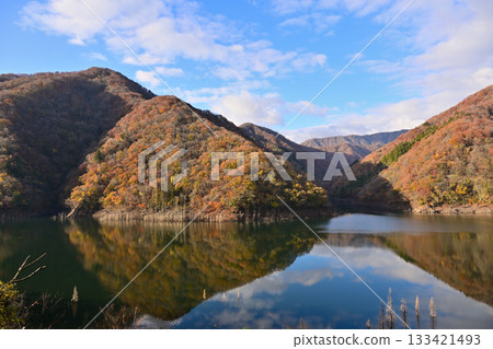 在秋天顏色弄髒的山 在秋天顏色弄髒的山 133421493