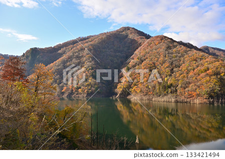 在秋天顏色弄髒的山 在秋天顏色弄髒的山 133421494