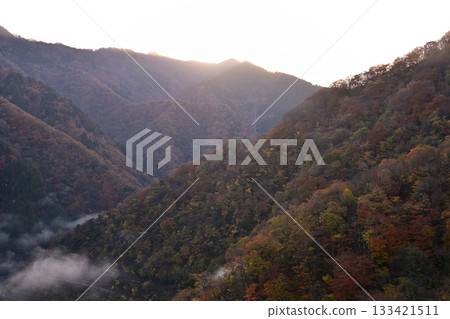 一座變成紅色葉子的山 133421511