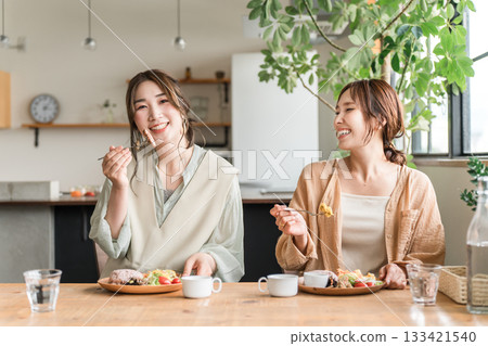 A woman visiting cafes and having a delicious lunch with her friends (girls' get-together) 133421540