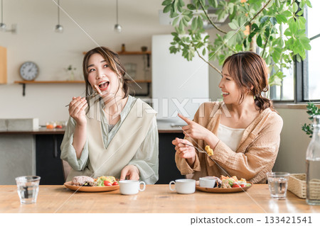 一位女士和她的朋友們在咖啡館享用美味的午餐(女生聚會) 一位女士和她的朋友們在咖啡館享用美味的午餐(女生聚會) 133421541