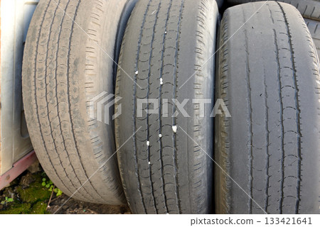 磨損的輪胎、防滑標誌、破裂的輪胎 133421641