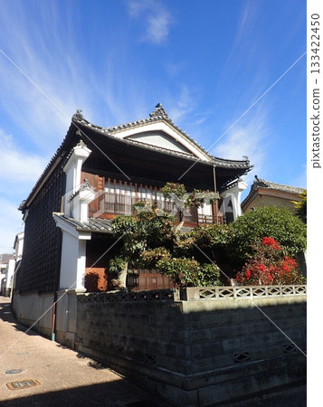 貘町南町,位於德島縣美間市,曾是貘城的城下町,如今遍布傳統建築,被稱為宇達町景。 貘町南町,位於德島縣美間市,曾是貘城的城下町,如今遍布傳統建築,被稱為宇達町景。 133422450