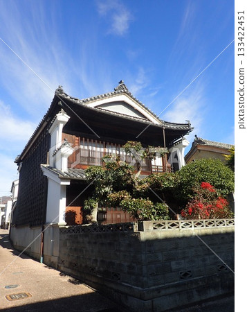 貘町南町,位於德島縣美間市,曾是貘城的城下町,如今遍布傳統建築,被稱為宇達町景。 貘町南町,位於德島縣美間市,曾是貘城的城下町,如今遍布傳統建築,被稱為宇達町景。 133422451