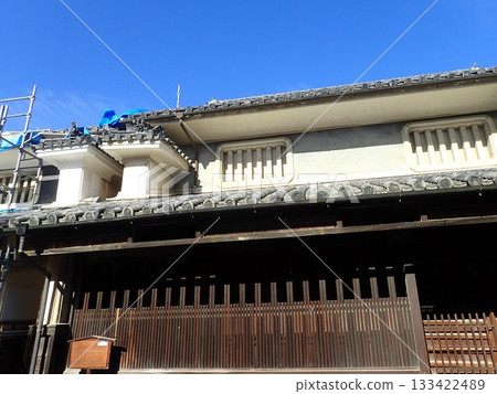 貘町南町,位於德島縣美間市,曾是貘城的城下町,如今遍布傳統建築,被稱為宇達町景。 貘町南町,位於德島縣美間市,曾是貘城的城下町,如今遍布傳統建築,被稱為宇達町景。 133422489