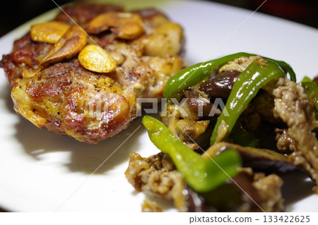 Delicious pork and stir-fried chicken 133422625