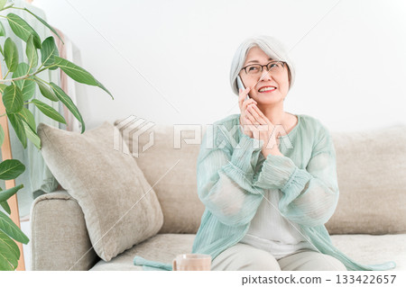 Elderly woman calling on her smartphone (smile) 133422657