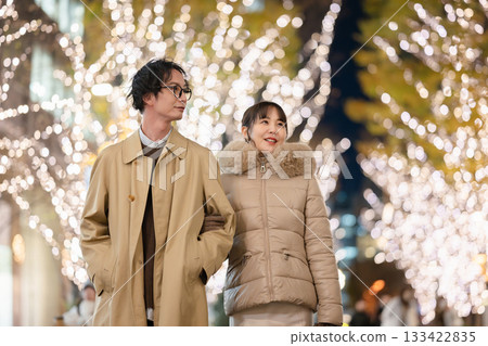 Illuminations and young men and women 133422835