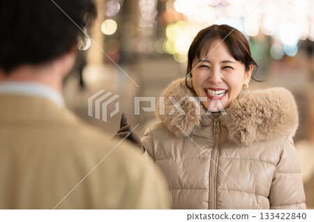 插圖和年輕男女 133422840