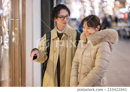 插圖和年輕男女 133422841