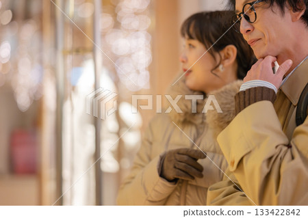 插圖和年輕男女 133422842