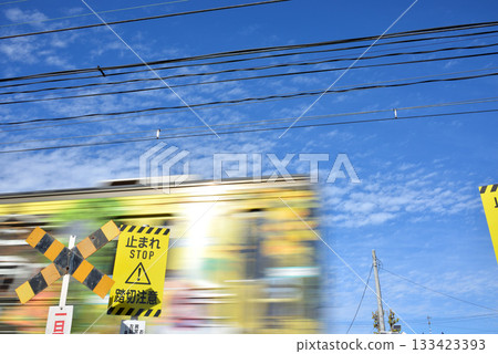 藍天白雲，十字路口，停車，注意鐵路道口和火車。 133423393