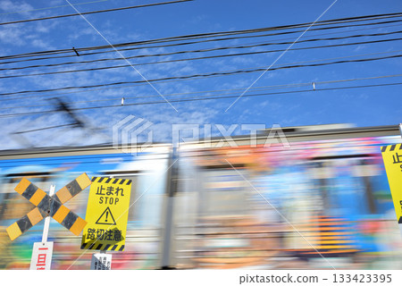 藍天白雲，十字路口，停車，注意鐵路道口和火車。 133423395